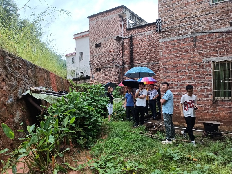 市自然資源局總規(guī)劃師陳永慧、四級調(diào)研員陳佑帶隊到到云浮新區(qū)督導(dǎo)地質(zhì)災(zāi)害防治工作.jpg
